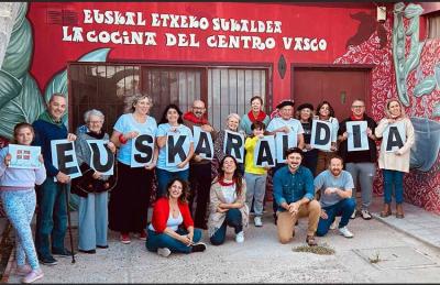 En el día de su 31° aniversario, integrantes de Haraneko Euskal Etxea posan con las 11 letras en la jornada de adhesión a Euskaraldia