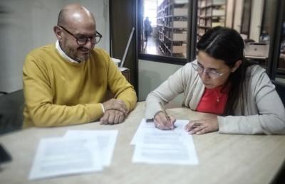 Natalia Suárez Caminoa, lehendakari de Haraneko Euskal Etxea, y el vicepresidente de la entidad, Fernando Saldivia, en el momento de la firma del acuerdo con la Biblioteca Agustín Álvarez, la institución cultural decana de Trelew