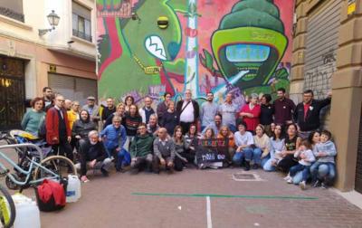 Participantes en el I Encuentro de Estudiantes de Euskera del País Valencià el pasado sábado junto a la Euskal Etxea Laurak Bat