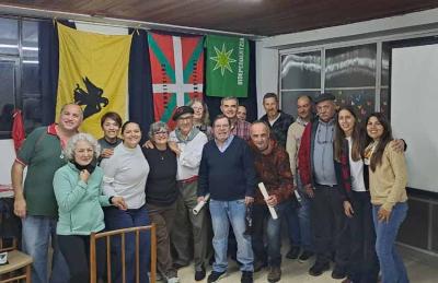 Eguraldi txarra ez zen oztopo izan Veronicako euskal komunitatearen lehen topaketa gauzatzeko eta irailaren 20an, Mariano Moreno Herri Liburutegian Euskal Jaiaren ospatu zuten