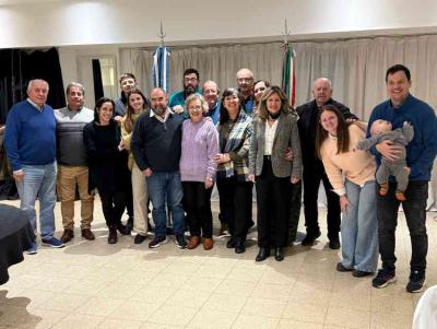 Villa Mariako Euzko Etxeko lehendakari Gerardo Echeverria alboan Zuzendaritza Batzordeko kide eta lehendakari ohiak dituela