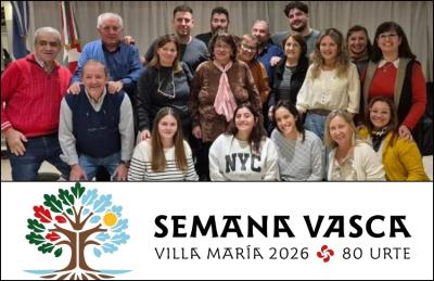 Berritu berri duten Villa Mariako Euzko Etxeko zuzendaritza batzordeko kideak elkarteko bazkide batzuekin
