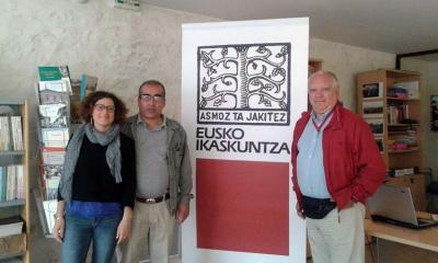 From left to right at Eusko Ikaskuntza in Baiona, Maialen Zamponi (Eusko Diaspora), Luis Aramburu (Mundo Vasco) and Carlos Chinchurreta.