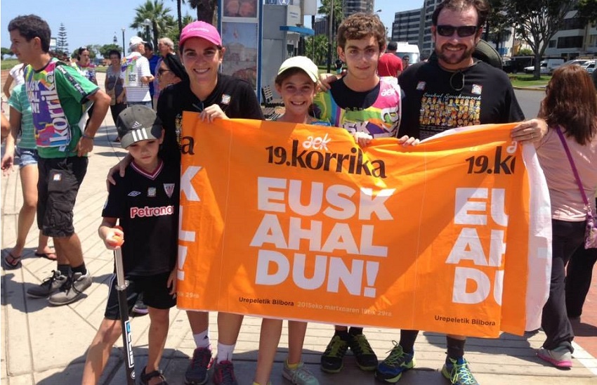 Mónica Rojas Turpaud y su familia participando de la Korrikan 2015 organizada en Lima por la Euskal Etxea