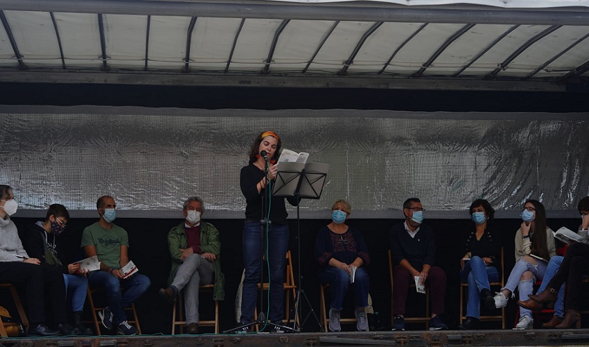 Mónica Rojas leyendo su cuento en las Jornadas Infantiles de Otxarkoaga (foto cortesía Mónica Rojas)