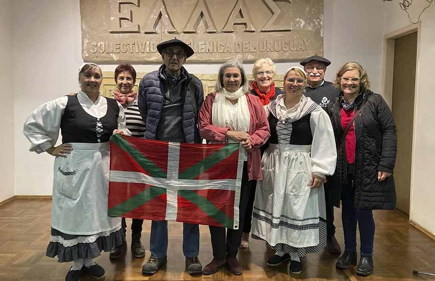 Ezker-eskuin, Haize Hegoa Euskal Etxeko kide Mariel Fernández, Ana Aulet, Julio Poittevin, Viviane Adduino, Hayde Torales, Lucía Machado, Hugo Cagnoli eta Fabiana Lapeyre Olinpiaden inaugurazioan