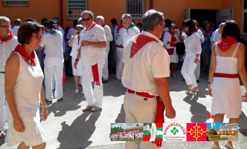 Montpellier-ko Euskal Etxeak antolatutako festa bat, artxiboko argazkian . Irudian, parte hartzaileak mutxikoak dantzatzen