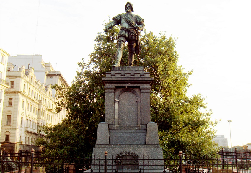 Garay Monumnet and Tree of Gernika at the “11 de junio 1580” plaza (photowikipedia) 