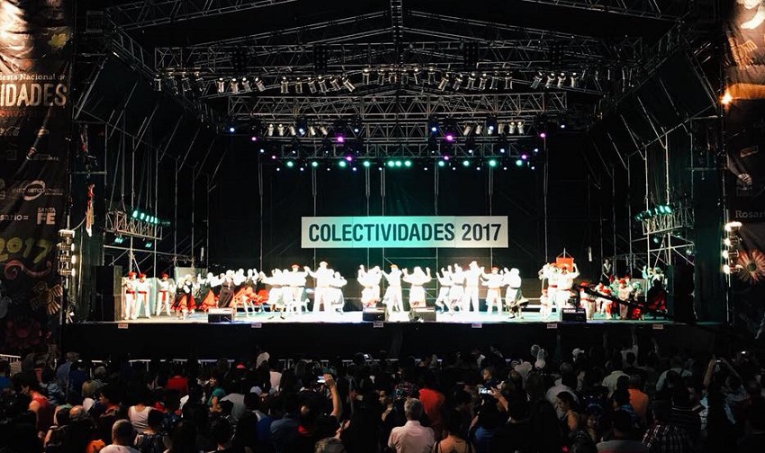 Participación de los dantzaris del Centro Navarro de Rosario en la Fiesta de Colectividades 2017