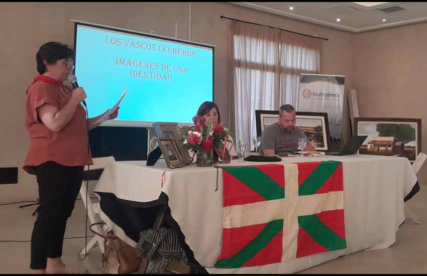 En la Sociedad Rural de Navarro, la integrante de 'Eusko Txokoa' de Navarro Marcela Abaunz presenta micrófono en mano al historiador José Saldías, en la mesa junto a María Inés Llanos Luloaga, alma mater de la nueva agrupación