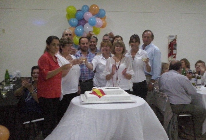 At the time of the toast, some of the members of the current board of directors raised their glasses around the birthday cake (photoCN)