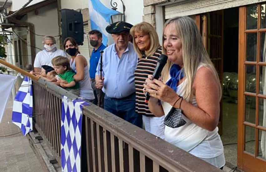 Kiti Zubillaga (primera desde la derecha), presidenta del “Euzko Etxea”, en el balcón junto al reelecto Alcalde Edgardo "Cacho" Carricart, dando inicio a la última Fiesta de San Sebastián, celebrada en 2021, aún de manera restringida por la pandemia