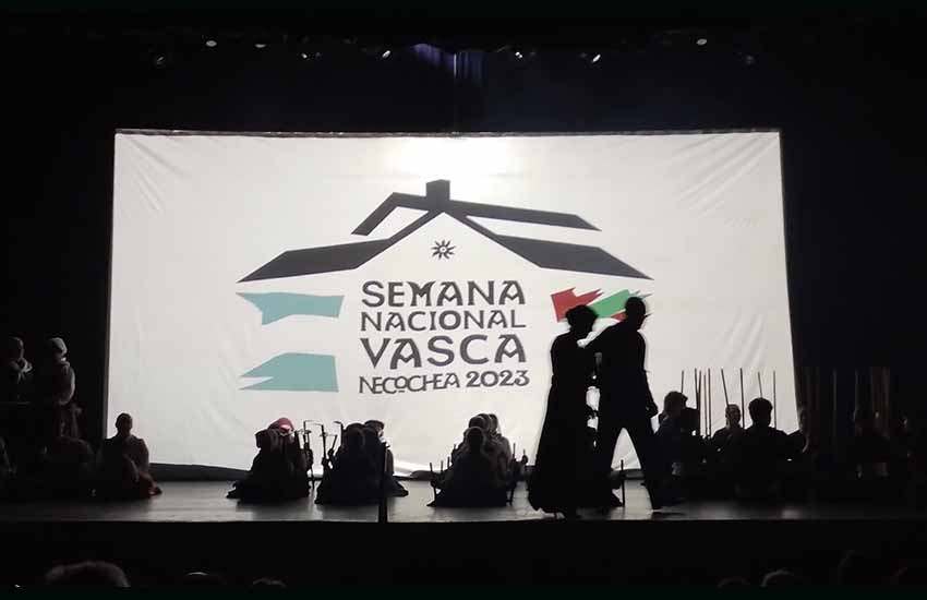 A sala llena, 19 grupos de dantzaris de 21 euskal etxeas ofrecieron la tradicional velada artística, Semana Nacional Vasca 2023, Necochea