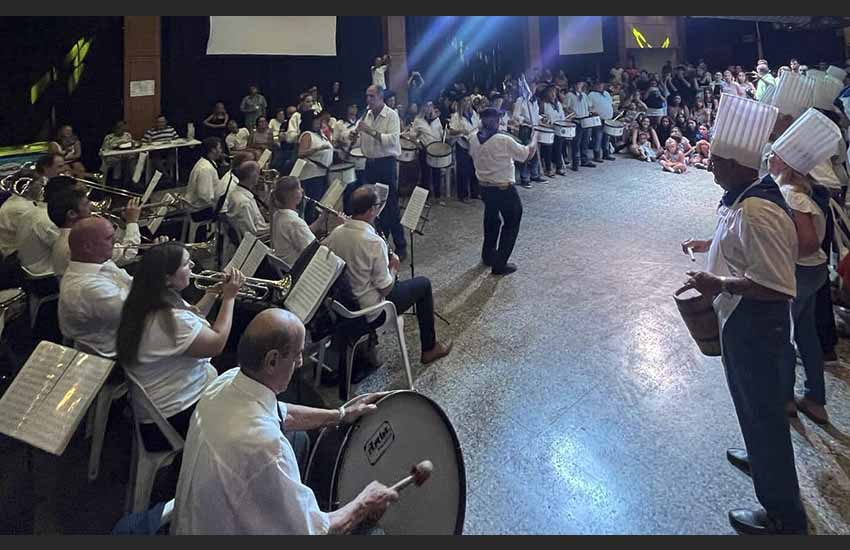 En un marco de gran alegría, bajo la batuta de Esteban Dabadie y acompañados por la Banda Municipal, los tambores y barriles sonaron una vez más en la Euzko Etxea necochense en homenaje al patrón de Donostia