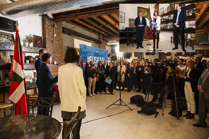 Pradales lehendakaria New Yorkeko Euzko Etxean bildutako euskaldunei hizketan, ondoan dituela EENYeko lehendakari Aitziber Buque eta Unai Telleria, Euskadiren AEB eta Kanadako ordezkaria (argazkia Irekia)