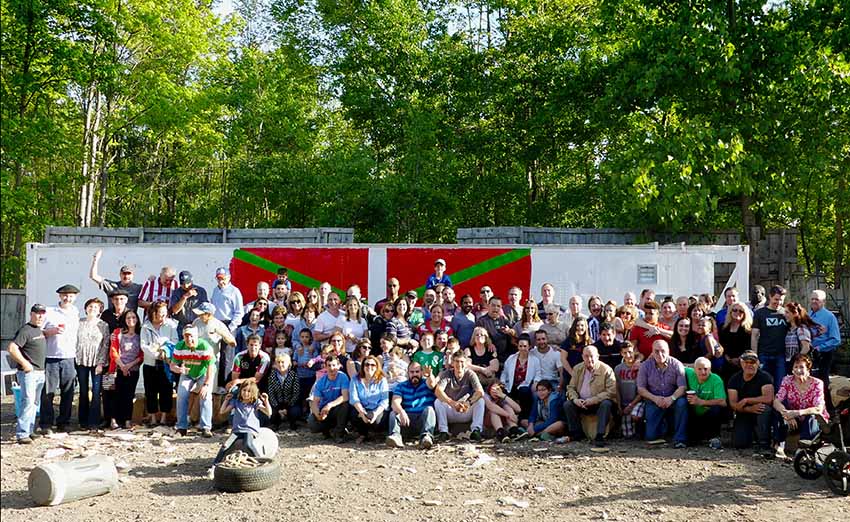 Fotografía de grupo de integrantes del New England Basque Club tras una convocatoria de la entidad