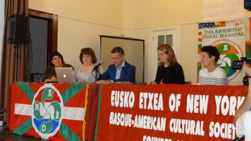 Urkullu New Yorkeko Eusko Etxean, euskal elkartearen Mendeurreneko ospakizunetan 2013an (arg. EuskalKultura.com)