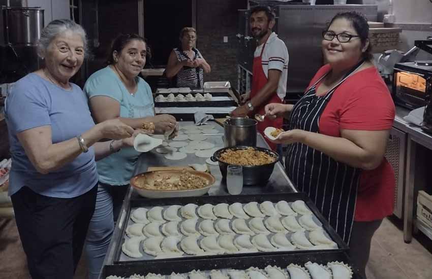 Algunos de los integrantes del equipo de cocina de la Euskal Etxea. De izquierda a derecha, la presidenta de Gure Etxe Maitea Marisu Mendizabal, Enriqueta González, Txiki Eyherabide, German Gorosito y Gabriela Uyarte