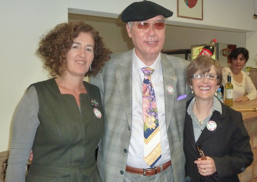 The president of the Saladillo Basque Center, Nora Idoeta (right), with Mayor Gorosito of Saladillo and Sara Pagola, Delegate of the Basque Government in Argentina last July 31st at the inauguration of the Saladillo Basque Center headquarters (photo Ireki