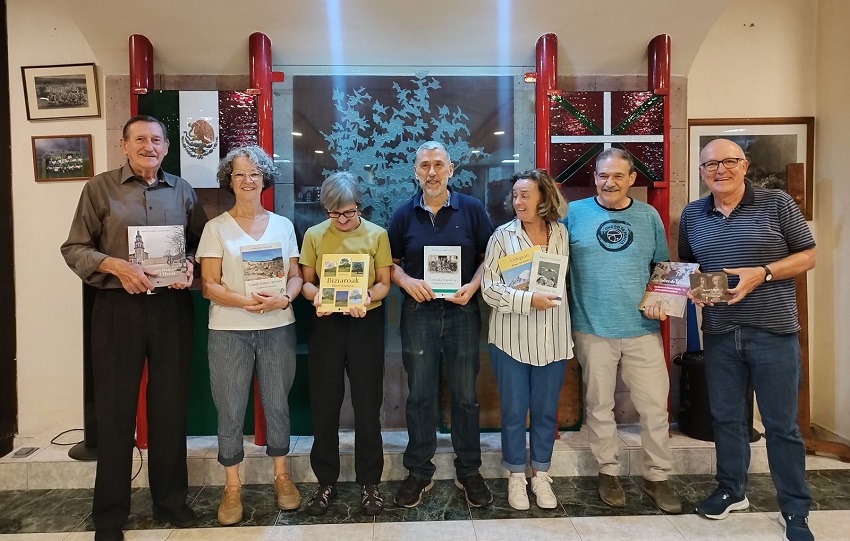 Pamiela Argitaletxeko lagunak Mexikoko Euskal Etxean, erakunde euskal mexikarreko ordezkariekin
