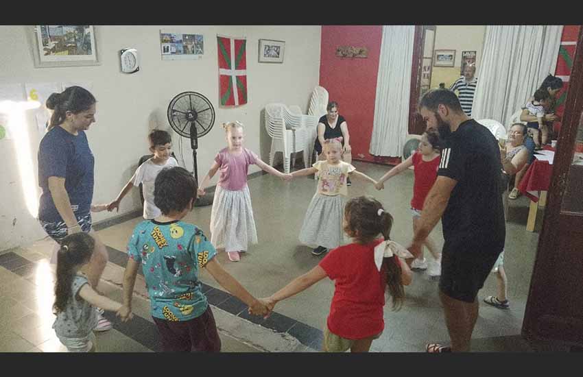 Rocío Pereyra y Renzo Villanueva tienen a su cargo el taller gratuito de juegos y danzas vascas, dirigido a chicos y chicas de 3 a 13 años