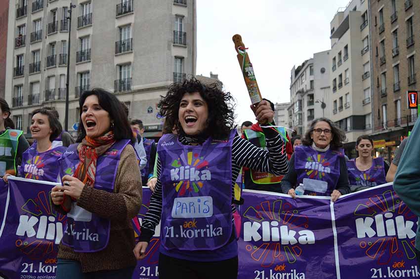 "Parisen ere, euskararen alde", la Korrika recorrió el pasado sábado la distancia desde Motmartre hasta Euskal Etxea de París