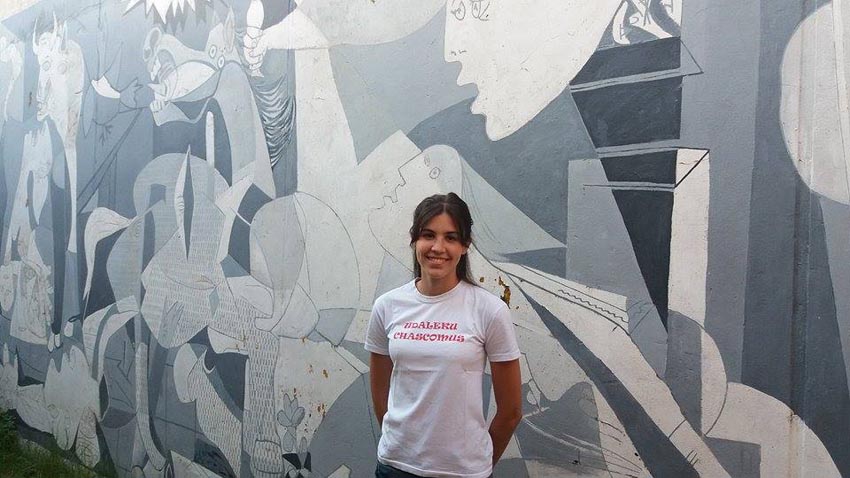 Paula Berasain, coordinator of the Basque-Argentine summer camp, Udaleku 2016, in front of the mural of Gernika behind the Zingirako Euskaldunak in Chascomus (photoEuskalKultura.com)