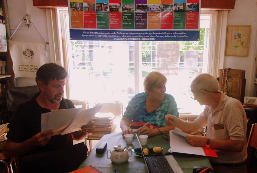 Luis Luquez, president of the Library, Ana Aispuru, and Lic. Ariel Ghizzardi preparing the series (photo Biblioteca Pedro Goyena)