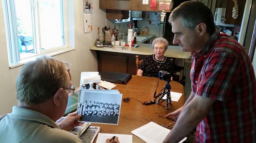 Pedro J. Oiarzabal (de pie) realizando en Elko (Nevada) una entrevista del proyecto Memoria Bizia con Frank y Rosie Yraguen. Frank nacio en Sacramento (California) en 1931 de padres de Natxitua y Ea (Bizkaia)