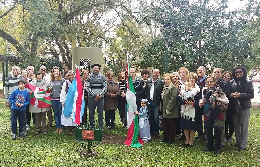 Plantación del retoño del Árbol de Gernika en Concepción del Uruguay