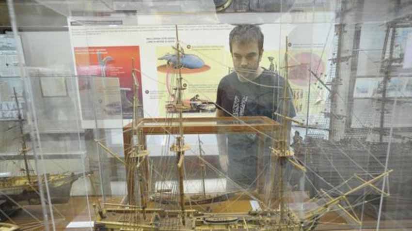 The mayor visits an exhibit at the Plentzia Museum on Basque whalers (photo Borja Agudo-El Correo)