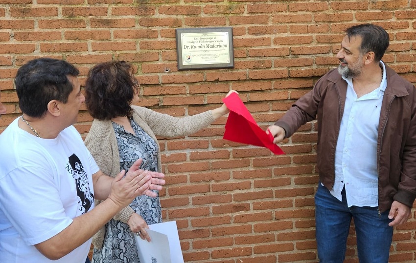 Sara Pagola eta 'Euskal Jatorri' EEko lehendakari Fernando Ocampo Etorena, Ramón Madariaga doktorearen plaka desestatzen Posadasen
