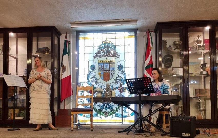 Estíbaliz Igea y Karina Peña presentaron 'Postales de Getxo' en Euskal Etxea de Ciudad de México