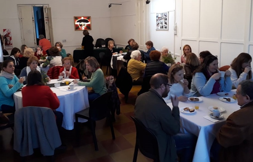 Luego de la película, el Hiru Erreka ofreció una merienda