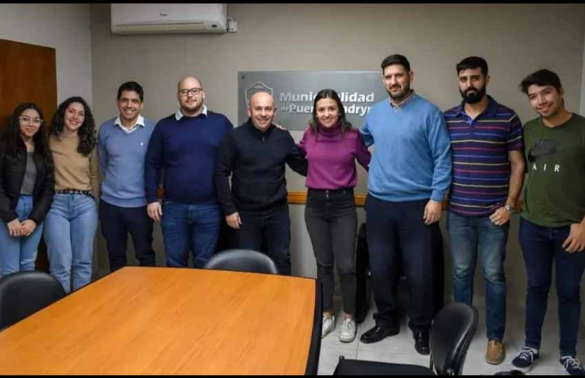 Miel Hinojosa, Laura Macchi, Julián Araujo, Camila Esquerica, Andrés Elorriaga eta Juan Bautista Aristarain, Etorritakoengatik-eko Zuzendaritza Batzordeko kideak, Puerto Madryngo Intendente Gustavo Sastre eta Udaleko idazkari Martín Ebenearekin batera