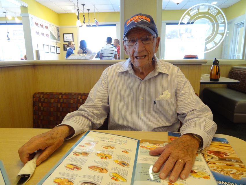 Ramon Ysursa (Boise, 1920-2015) died in Boise on January 20th, on his birthday. This picture was taken a year and a half ago, getting ready to order in one of his favorite Boise restaurants (photoEuskalKultura.com)
