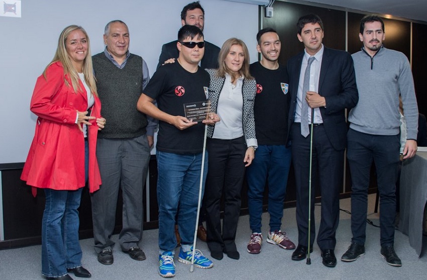 Carlos Juárez, Ignacio Valdemoros, Diego Fernández and Emilio Nahuel Sáenz along with Deputy Alejandra Lorden, behind the recognition, and other Chamber representatives (photo Alejandra Lorden)