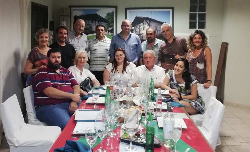 Integrantes del Centro Vasco Euzko Etxea con autoridades de las productoras que realizarán el film 'El Vasco'  (foto EE)