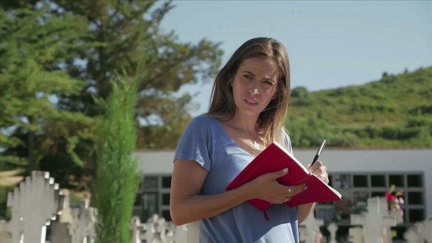 Rocío Basterra durante la filmación de ‘Duela 80 urte’, en el cementerio del pueblo de su abuelo, Modesto Basterra (foto EiTB)