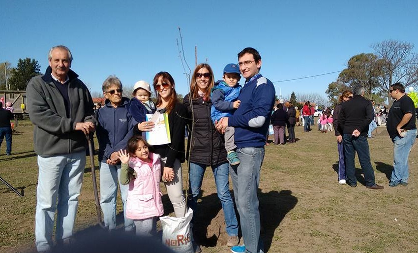 En un nuevo espacio verde de Salliqueló crece un roble vasco, de la mano del joven Patxi Vidaurre