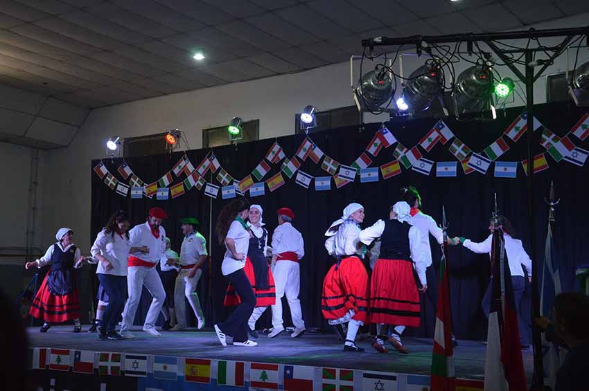 Dantzaris del Centro Vasco Gure Etxea de General Roca durante la edición de 2018 de la Fiesta de Colectividades