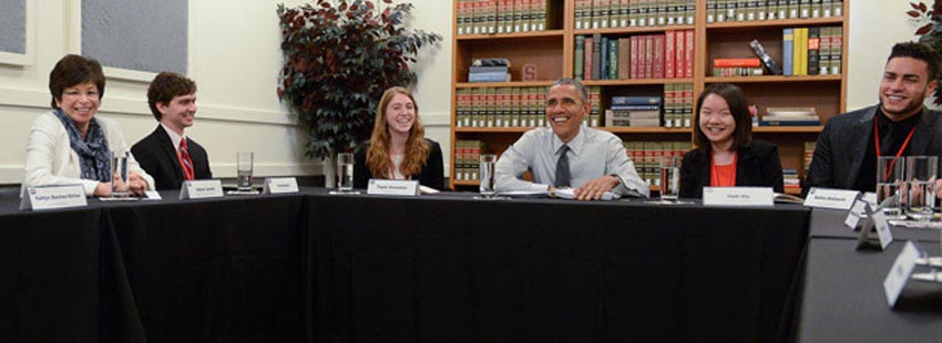 El presidente Obama con los estudiantes. El primero por la derecha es el vasco-americano Rollins Stallworth (foto Stanford News)