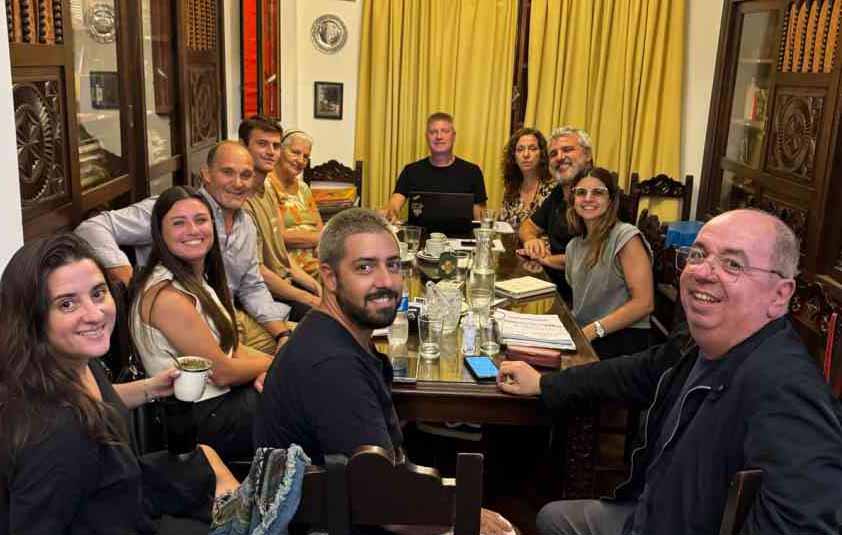 Rosarioko Zazpirak Bat Euskal Etxearen Zuzendaritza Batzorde berria, Guillermo Canut Garramiola (erdian, atzean) lehendakari