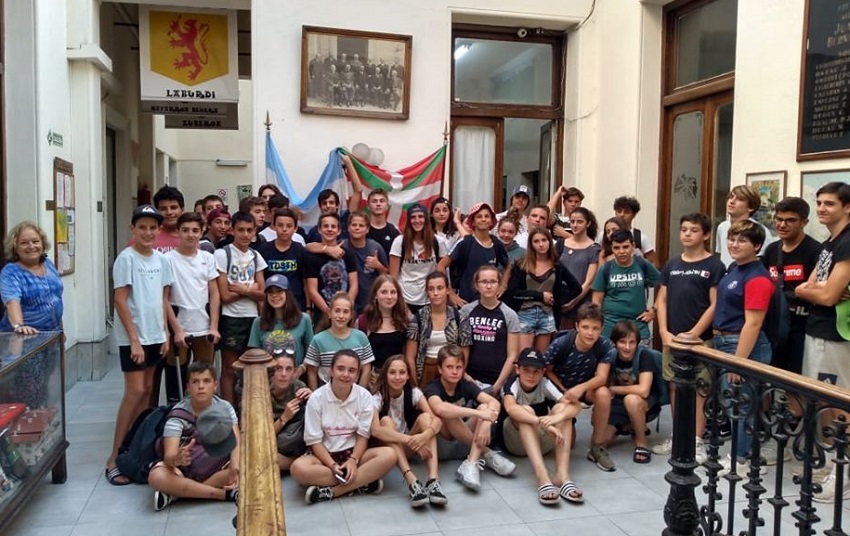 Rugby players from the Collège Marracq in Baiona at the Iparraldeko Euskal Etxea