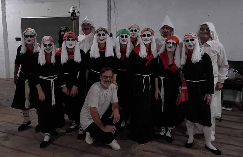 Integrantes de la comparsa de Itxaropen, la euskal etxea saladillense, junto a Esteban Urús, Director del “Teatro La Comedia”