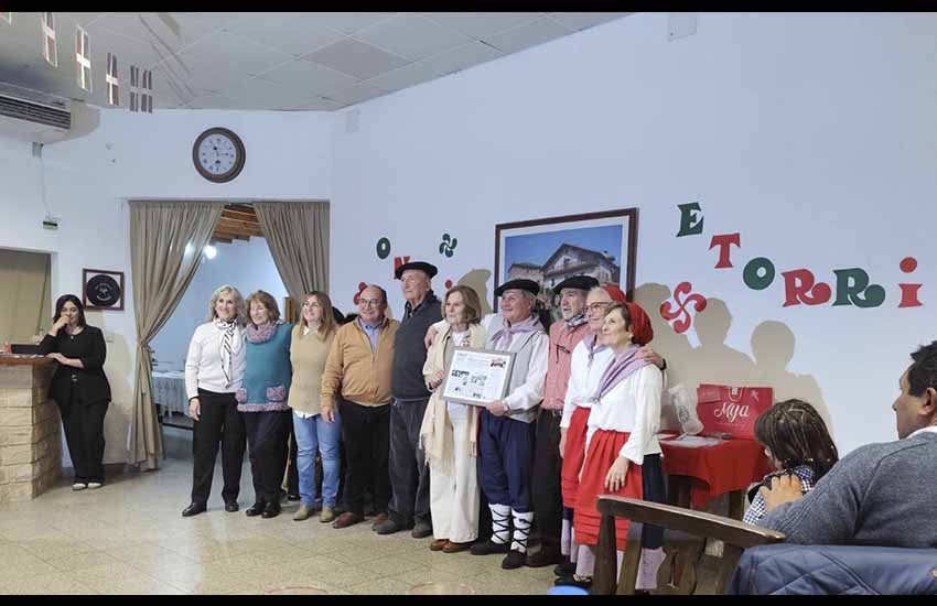Sortzaileek eta egungo Zuzendaritza Batzordeko kideek Udalaren opari bat jaso zuten. Ezk. esk.: N. Idoeta, S. Bordenave, O. Marco, A. Elizagaray, M. Labere, H. Altamira, José L. Salomón intendentea, S. Iturria, A. Lavin eta M. Couruchet