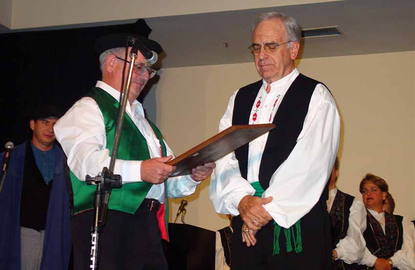 Al Erquiaga, a la derecha, recibiendo de Pierro Echarren en San Francisco, el premio Bizi Emankorra 2002