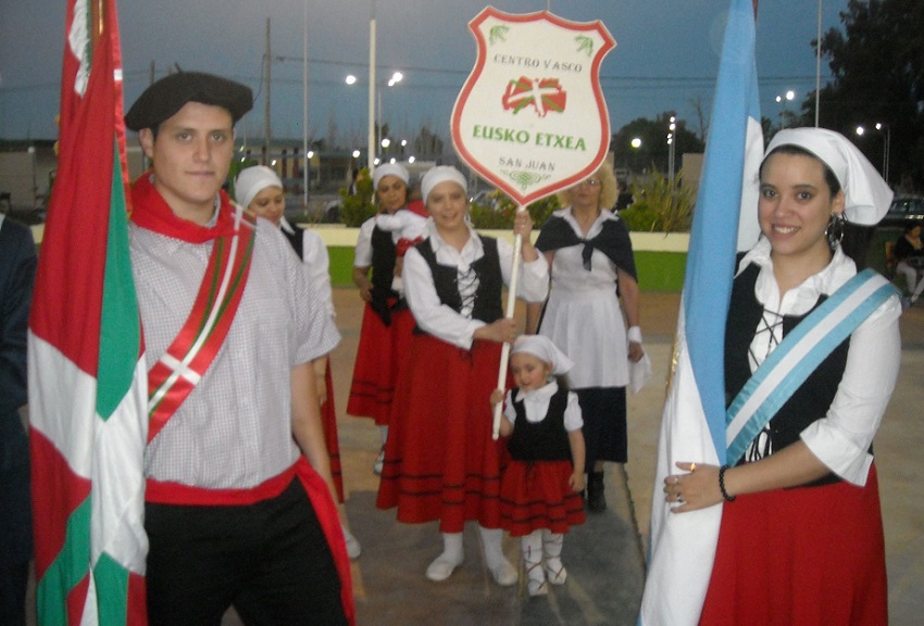 Socios del Eusko Etxea sanjuanino en el festejo por el Día del Respeto a la Diversidad Cultural 