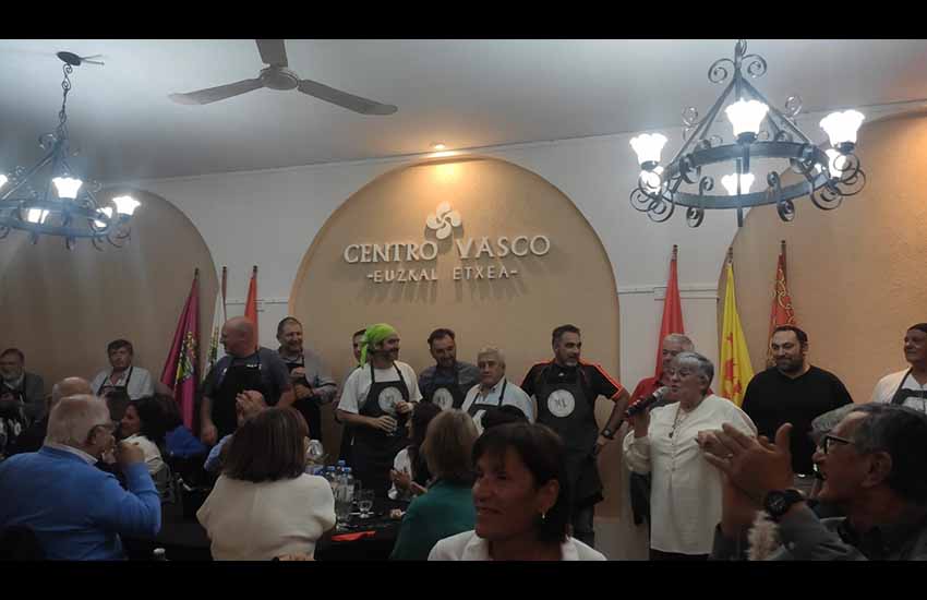 Junto a los sukaldaris, micro en mano, Ana Mª Erausquin, lehendakari de Euzkal Etxea de San Nicolás, agradece asistencia a la Cena Anual