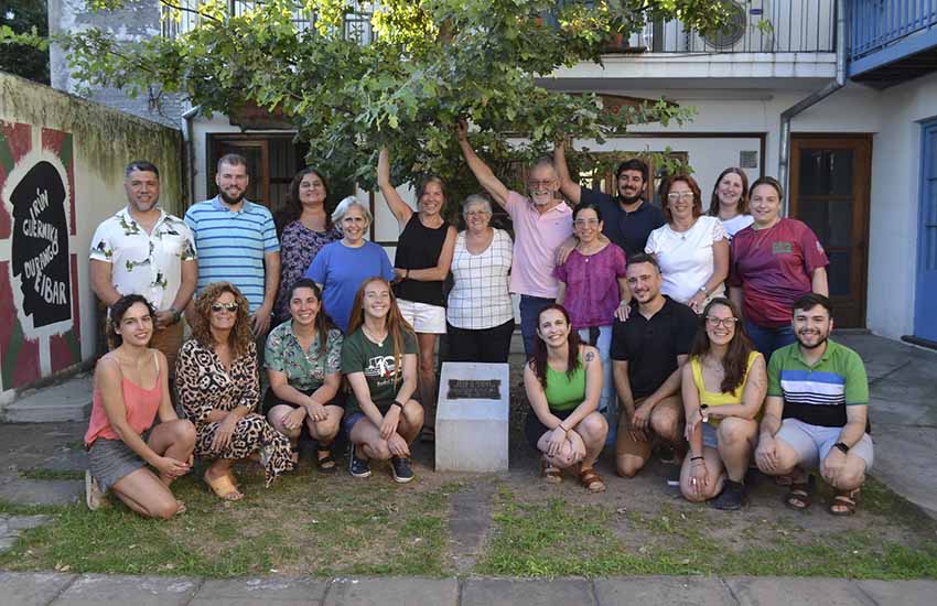 Estudiantes, profesoras y coordinadores del Barnetegi e San Nicolás junto a Ana María Erauskin, presidenta de la anfitriona Euzkal Etxea 